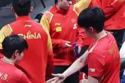 -包含赛场上空悬悬念：球队团结协作赢得胜利的词条