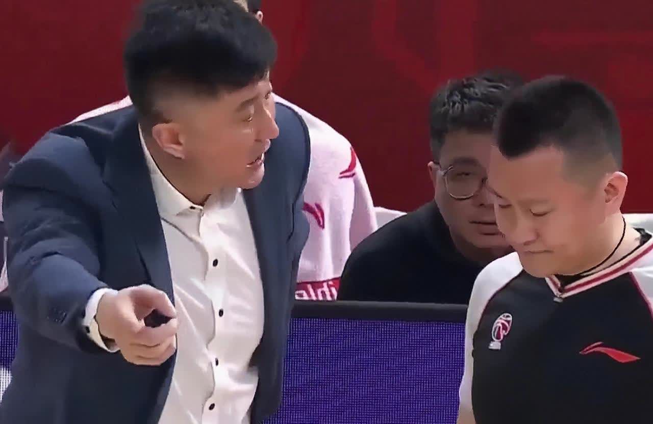 包含宁夏男篮遭遇三连败，主教练召集深夜会谈的词条