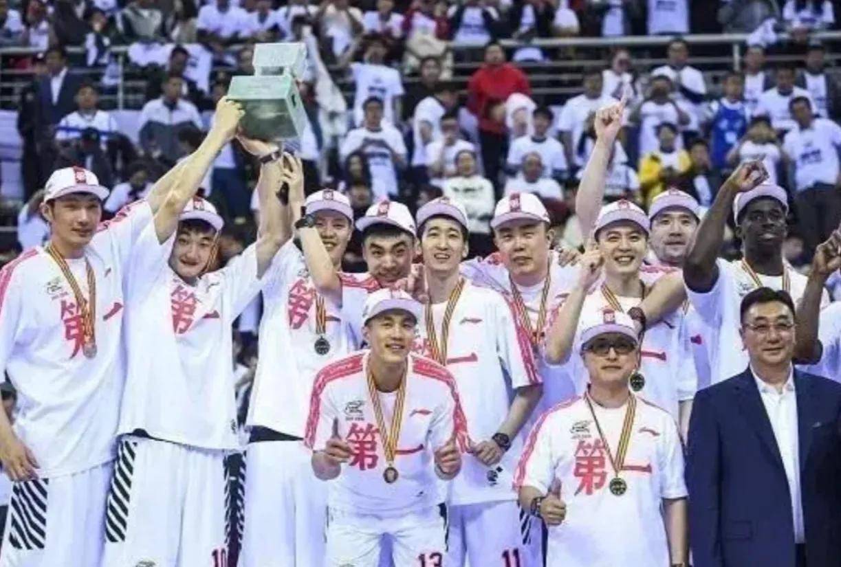 球员在场上展现出强大的实力