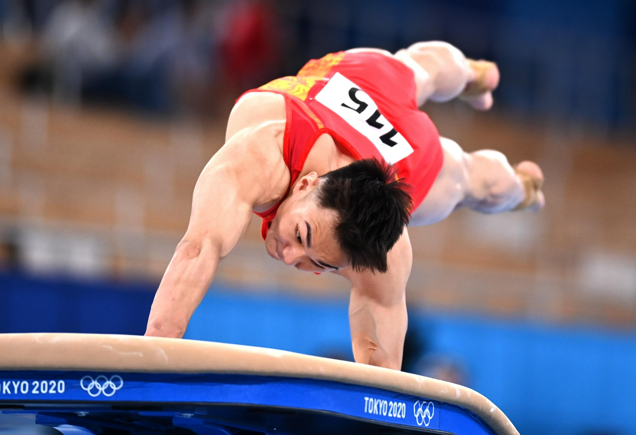 日本体操选手摘金，实力碾压对手