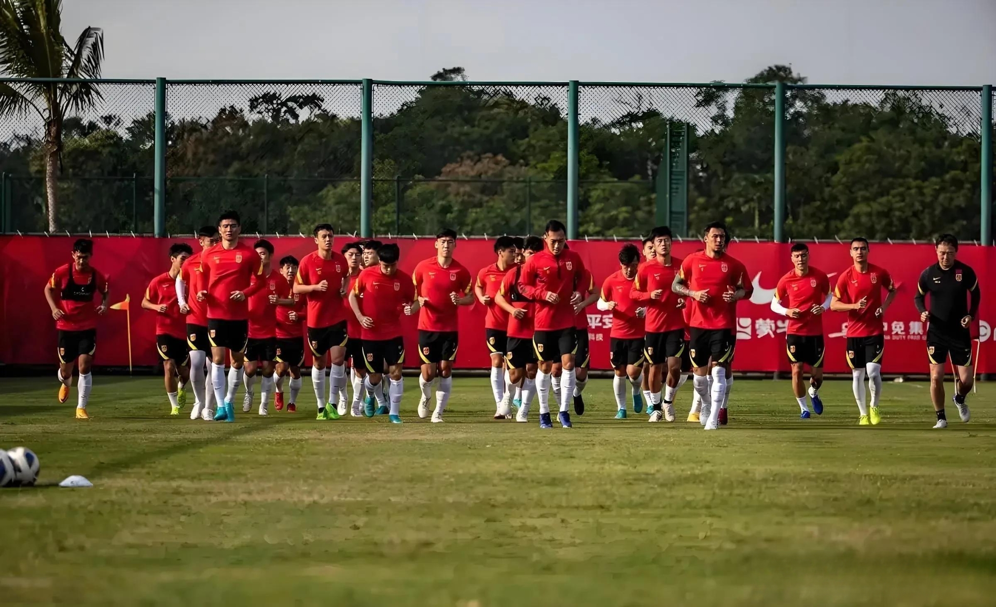 包含国际足坛俱乐部间友谊赛初见成效，球队积极备战的词条