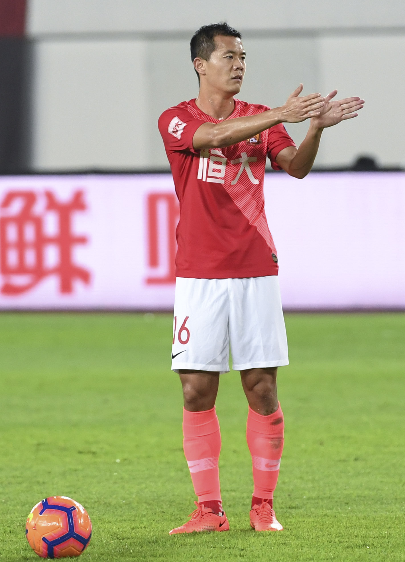 包含广州恒大遭遇困境，将在主场挑战河南建业的词条