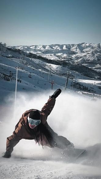 不丹滑雪选手勇夺女子单板滑雪金牌