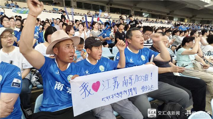 足球赛事精彩连连，球迷欢呼不止