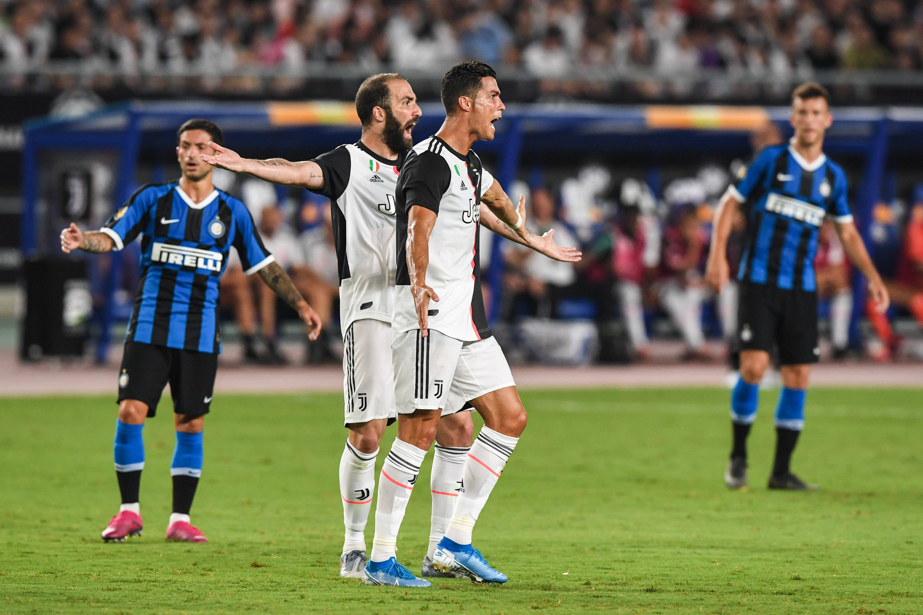 欧洲球场迎来巅峰对决，谁能笑到最后