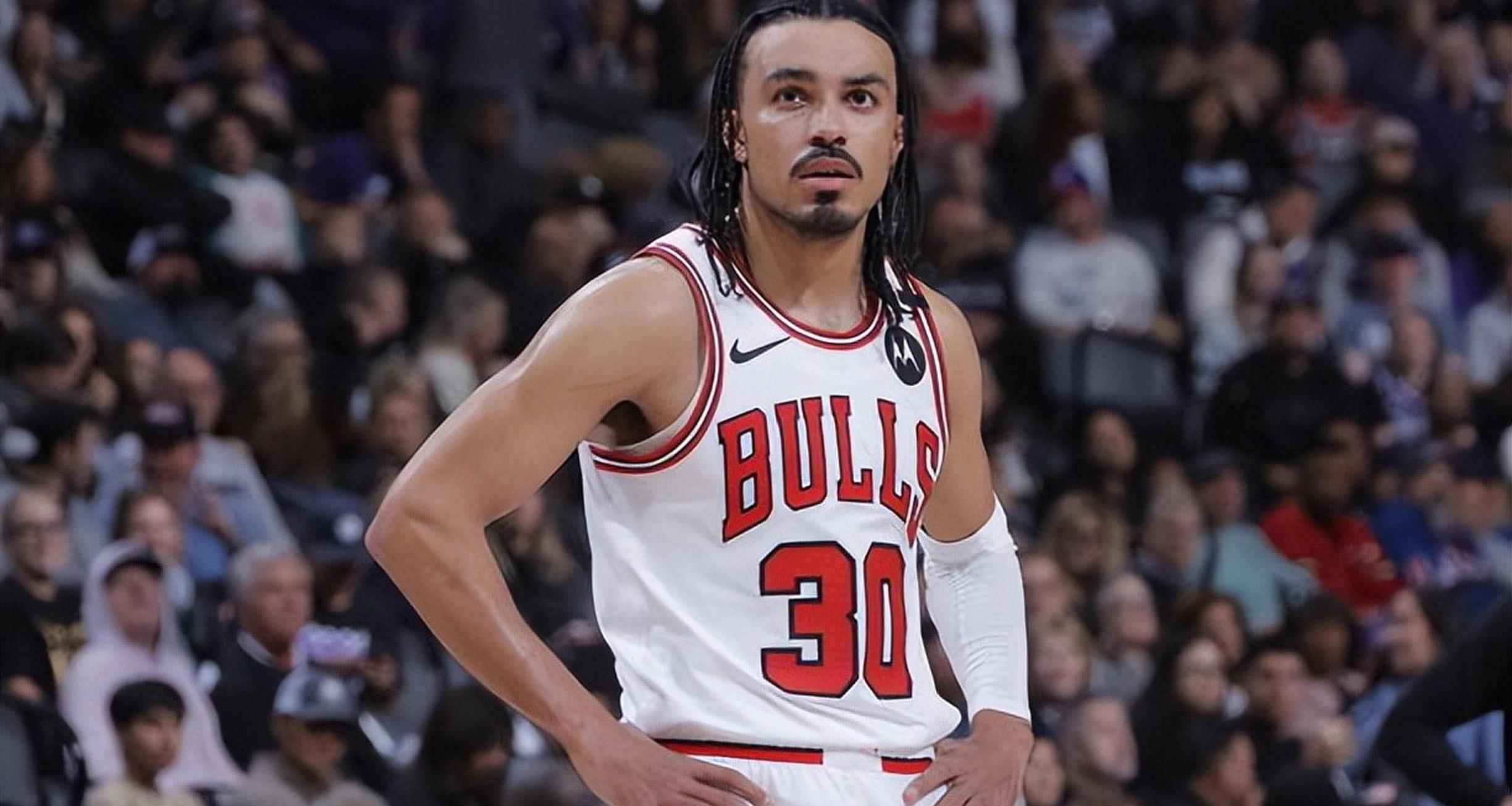 包含公牛宣布球队签下新秀，提高内线防守能力的词条