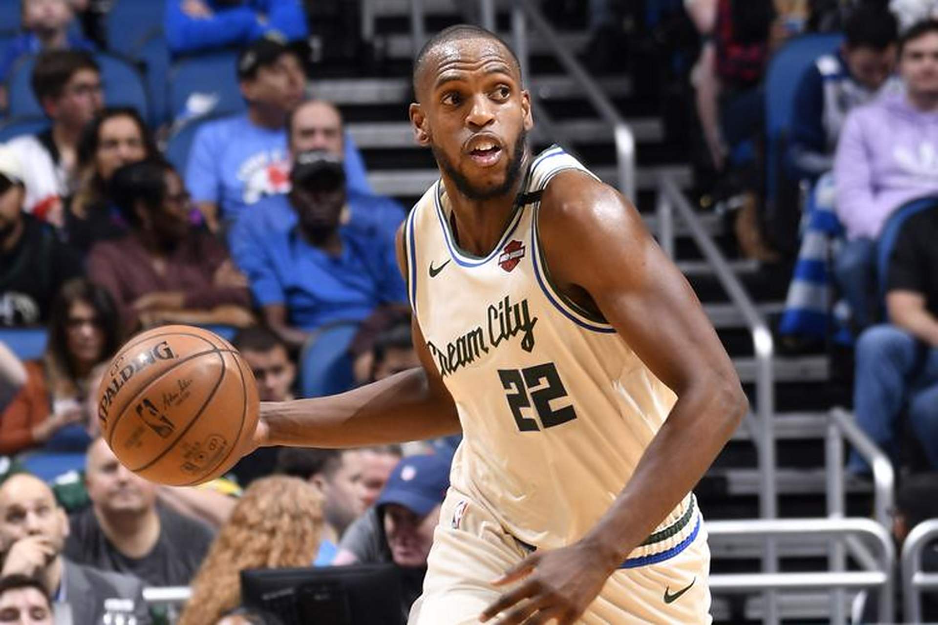 雄鹿队年轻后卫米德尔顿逐渐成长为球队核心 雄鹿队年轻后卫米德尔顿逐渐成长为球队核心