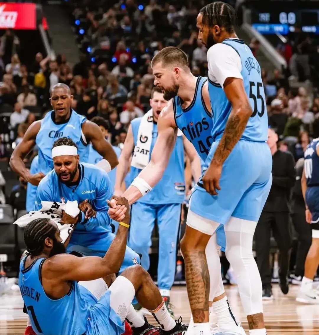 快船不敌掘金遭遇两连败,哈雷尔得分领先 快船不敌掘金遭遇两连败,哈雷尔得分领先